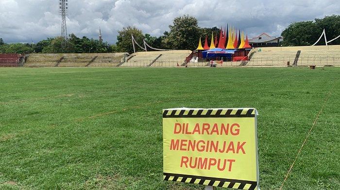 Penampakan rumput lapangan Stadion Agus Salim Padang yang dipasang tanda larangan menginjak rumput, Selasa (10/9/2024).