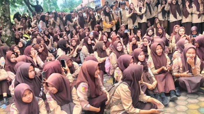 KASUS PENCABULAN- Ratusan siswa SMA N 1 Sungai Geringging, Padang Pariaman, Sumatera Barat, memilih sekolah dari jalan akibat perbuatan cabul dari tenaga pendidik, Rabu (14/5/2025). Ratusan siswa tersebut memilih untuk meninggalkan bangku kelas untuk memperjuangkan hak siswa lainnya yang menjadi korban pencabulan.