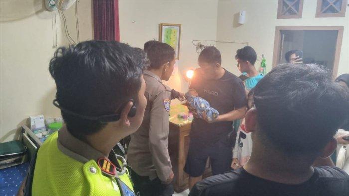 PENEMUAN BAYI- Petugas kepolisian dari Polsek Lubuk Begalung saat menggendong bayi yang ditemukan oleh warga di Komplek Perumahan Puri Lestari, Kelurahan Parak Laweh Nan XX, Kecamatan Lubuk Begalung, Kota Padang, Sumatera Barat, pada Kamis (26/6/2025) malam. Bayi tersebut berjenis kelamin perempuan dalam keadaan sehat.