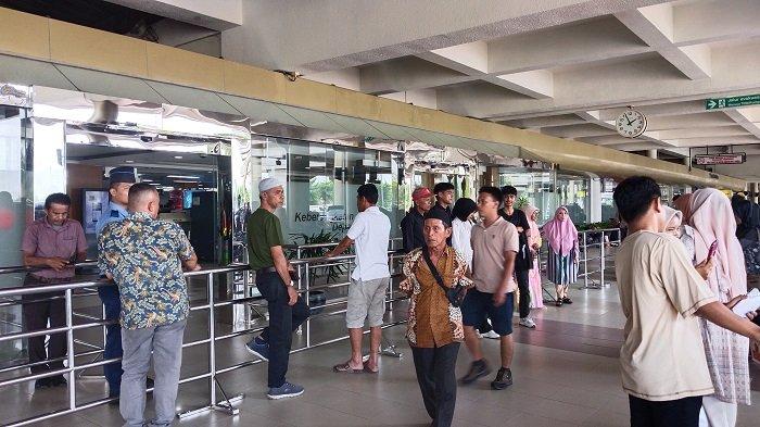 Suasana Bandara Internasional Minangkabau (BIM) Padang Pariaman mulai mengalami peningkatan penumpang arus mudik pasca lebaran Idulfitri, Senin (15/4/2024).