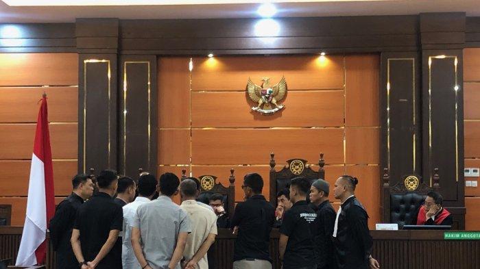 POLISI TEMBAK POLISI- Pengadilan Negeri (PN) Padang kembali menggelar sidang lanjutan kasus penembakan Polisi tembak Polisi yang menewaskan Kompol Anumerta Ryanto Ulil Anshar, Rabu (11/6/2025). Dalam sidang lanjutan, JPU menghadirkan sembilan orang saksi yang merupakan anggota Polres Solok Selatan saat insiden tersebut.