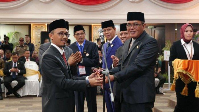 Ketua DPRD Sumatera Barat sementara Irsyad Syafar dan Ketua DPRD periode 2024-2029 Supardi saat momen pelantikan di Gedung DPRD Sumbar, Rabu (28/8/2024)
