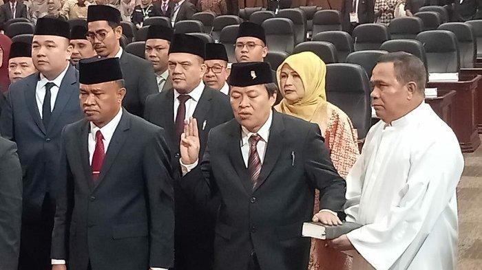 Pengambilan sumpah jabatan 65 anggota DPRD Sumatera Barat periode 2024-2029, Rabu (28/8/2024).