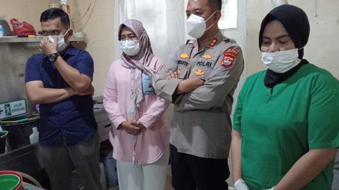 PENGANIAYAAN DI DHARMASRAYA-Remaja perempuan bernama Anjelia Putri (18) mengalami penganiayaan hingga meninggal dunia diduga pelaku adalah ayah tirinya pada Senin (12/5/2025) malam. Jenazah korban saat ini dibawa ke Rumah Sakit Bhayangkara Polda Sumbar untuk diautopsi.
