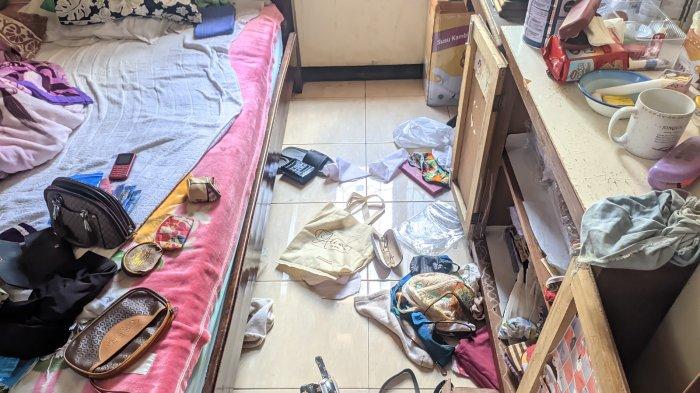 PERAMPOKAN DI AGAM- Kondisi rumah korban yang berantakan akibat ulah pelaku perampokan di Jorong Galudua, Nagari Koto Tuo, Kabupaten Agam, Sumatera Barat, Minggu (15/6/2025) pukul 02:00 WIB. Pemilik rumah, Marwis sebut pelaku menggasak uang, perhiasan dan satu sepeda motor.