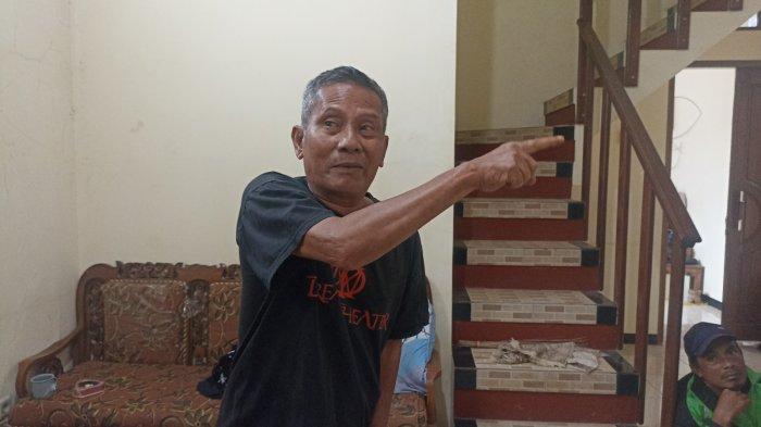 PERAMPOKAN DI AGAM- Korban perampokan, Marwis saat ditemui di kediamannya di Jorong Galudua, Nagari Koto Tuo, Kabupaten Agam, Minggu (15/6/2025). Marwis sebut pelaku menguncinya di kamar bersama istri dan mertua, beruntung bisa keluar setelah menemukan obeng.