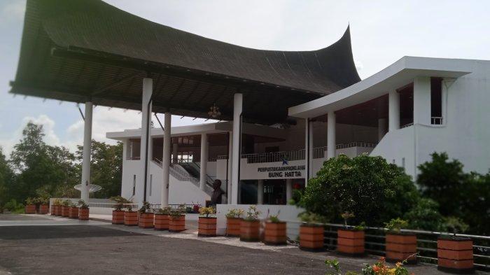 OBJEK WISATA LITERASI: Tampak depan bangunan Perpustakaan Proklamator Bung Hatta di Jalan Kusuma Bhakti, Kubu Gulai Bancah, Kecamatan Mandiangin Koto Selayan, Kota Bukittinggi, Sumatera Barat, yang berdiri megah di kawasan Kompleks Balai Kota Bukittinggi. Foto ini digunakan dalam pemberitaan tentang Perpustakaan Bung Hatta sebagai tempat edukatif dan Instagramable yang menjadi pusat literasi sekaligus destinasi wisata budaya di Sumatera Barat.