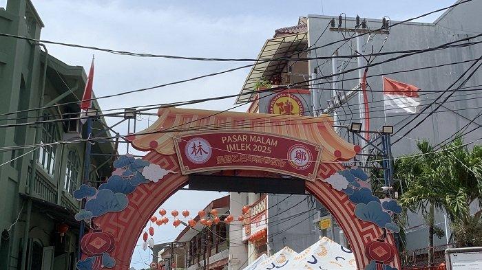 Gerbang Pasar Malam Imlek di Jalan Kelenteng, Kampung Pondok, Kota Padang, Provinsi Sumatera Barat, Selasa (14/1/2025).