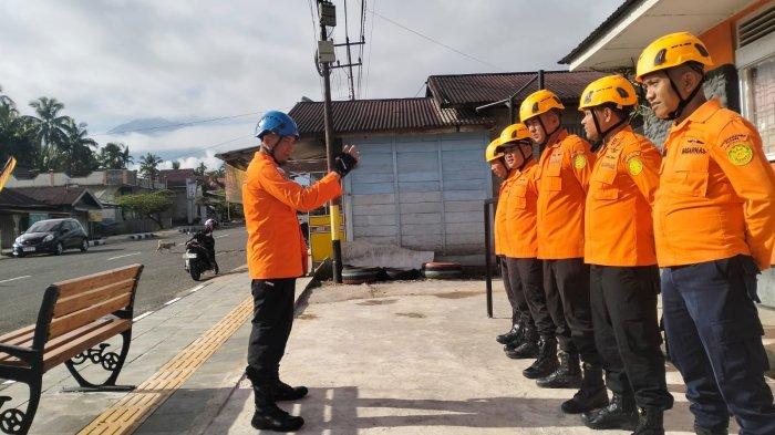 Petugas Unit Siaga SAR Solok Selatan saat melakukan persiapan dalam operasi pendaki dilaporkan tersesat di Gunung Talang, Kabupaten Solok, Provinsi Sumatera Barat, Jumat (3/1/2025).