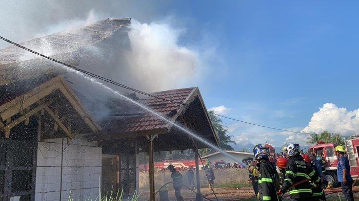 Petugas Pemadam Kebakaran Kota Padang berupaya memadam api yang menghanguskan sebuah gudang springbed di Kelurahan Batang Kabung Ganting, Kecamatan Koto Tangah, Kota Padang, Provinsi Sumatera Barat (Sumbar), Selasa (16/7/2024).