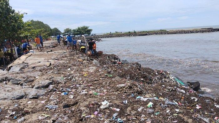 Petugas bersihakan tumpukan sampah di Pantai Muaro Lasak Padang, Senin (14/10/2024).