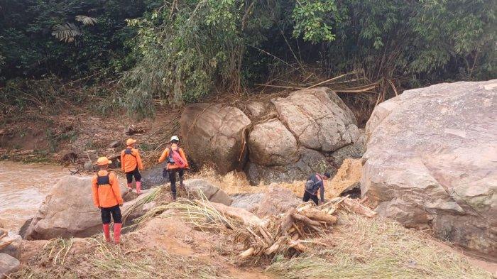 Petugas dari Basarnas saat melakukan pencarian salah satu korban banjir yang hanyut di Jorong Siamang Bunyi, Nagari Kubang, Kecamatan Guguk, Kabupaten Lima Puluh Kota, Provinsi Sumatera Barat (Sumbar), Senin (25/11/2024).