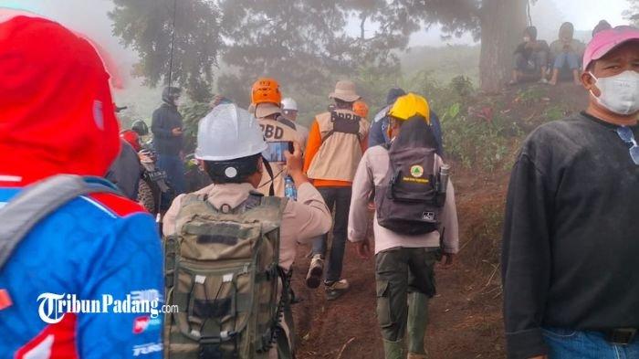 Petugas gabungan bersiap-siap untuk pergi mengevakuasi 18 korban erupsi Gunung Marapi yang masih berada di puncak, Selasa (5/12/2023). Hari ini ada operasi kedua setelah gunung itu meletus pada Minggu (3/12/2023) siang.