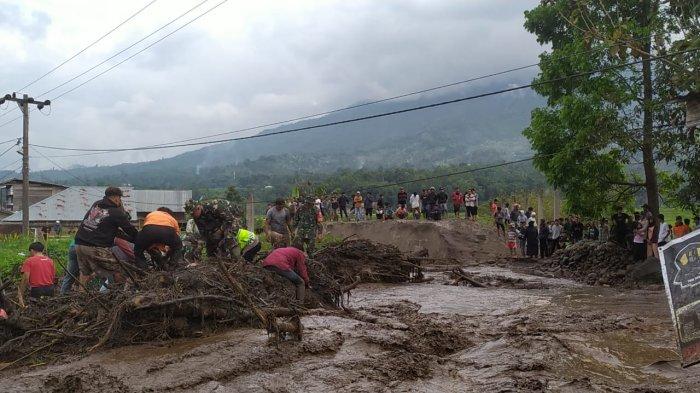 Petugas gabungan saat membersihkan material yang menyumbat aliran sungai di Nagari Bukik Batabuah hingga menyebabkan banjir bandang, Jumat (5/4/2024).
