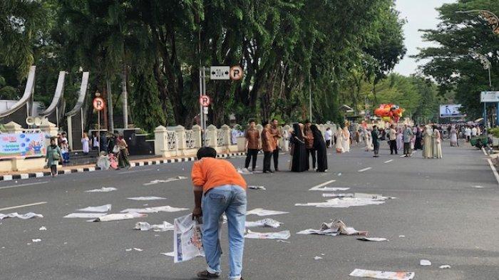 Salat Idulfitri: Petugas kebersihan membersihkan sampah yang ditinggalkan oleh jamaah Salat Idulfitri di seputaran Jalan Jenderal Sudirman, Senin (31/3/2025) pagi. Salat ini sebelumnya dihadiri oleh ribuan masyarakat.