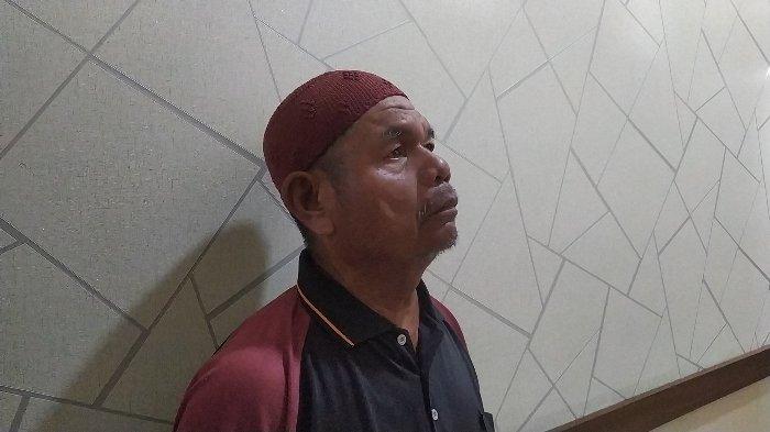 Petugas pengumpul uang masjid Jami' Tarok, Juni Mardin (69), saat diwawancarai, Senin (9/12/2024).