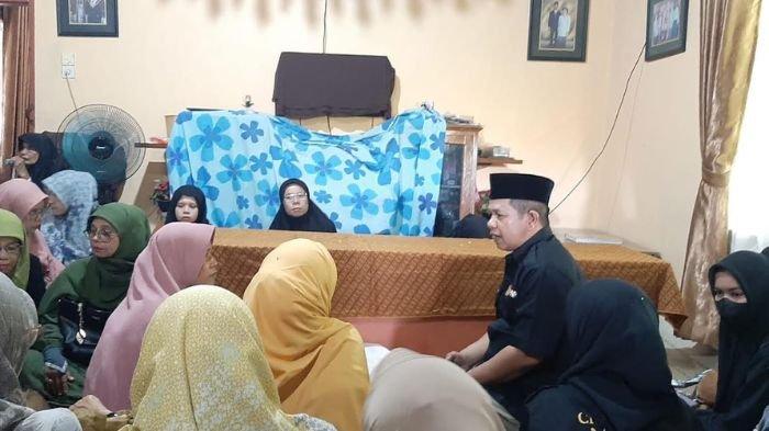 Pihak kampus PNP mengunjungi keluarga mahasiswa korban erupsi Gunung Marapi, Selasa (5/12/2023)