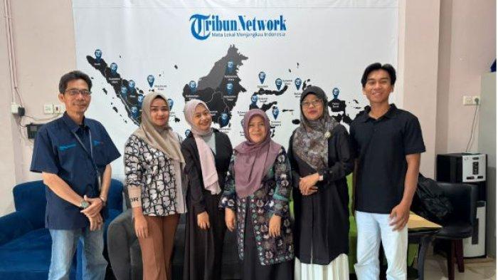 PELEPASAN & PERPISAHAN - Foto bersama pelepasan dan perpisahan mahasiswa magang FIB UNAND di Tribun Padang.com. Kamis/26 Juni, 2026. Dihadiri oleh perwakilan pimpinan FIB UNAND dan unsur manajemen dari Unit Redaksi dan Bisnis TribunPadang.com.