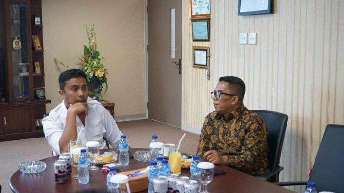 WAGUB SEBUT KEBIJAKAN INISIATIF - Wakil Gubernur Sumbar, Vasko Ruseim dalam rapat bersama Badan Pendapatan Daerah (Bapenda) Sumbar baru-baru ini mengatakan kebijakan inisiatif langsung akan perlunya terobosan konkret untuk meringankan beban masyarakat sekaligus meningkatkan kepatuhan pajak jangka panjang.

“Yang pertama, pemutihan pajak. Kita bebaskan tunggakan masyarakat, mau 10 tahun, 20 tahun sekalipun. Tapi ke depan, mereka harus taat pajak,” ujar
