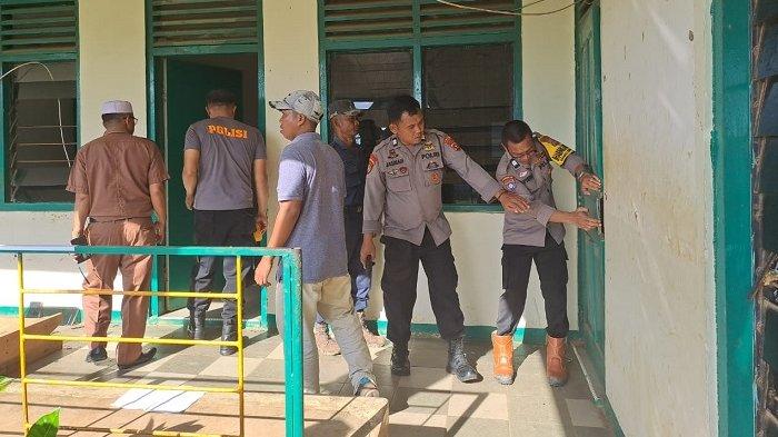 Polisi mengamankan kantor PT TKA yang ditelah dirusak oleh buruh harian lepas dan masyarakat di Jorong Bukit Sambilan, Nagari Alahan Nan Tigo Kecamatan Asam Jujuhan, Dharmasraya, Senin (29/4/2024).
