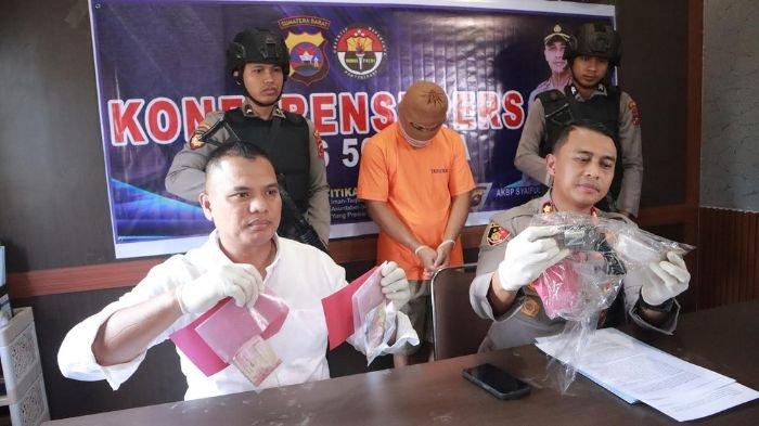 Polres Limapuluh Kota melaksanakan Konferensi Pers terkait penangkapan tersangka lainnya pada kasus perampokan pedagang emas di daerah Kapur IX beberapa bulan yang lalu, Senin (19/8/2024).