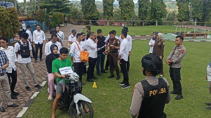 MAYAT DALAM KARUNG: Polres Tanah Datar rekonstruksi pembunuhan pelajar MTsN di Lapangan Apel Polresta, Senin (21/4/2025). Kasat Reskrim Polres Tanah Datar, Surya Wahyudi sebut sebanyak 29 adegan dilakukan saat proses rekonstruksi di Lapangan Apel Polres Tanah Datar, Senin (21/4/2025)