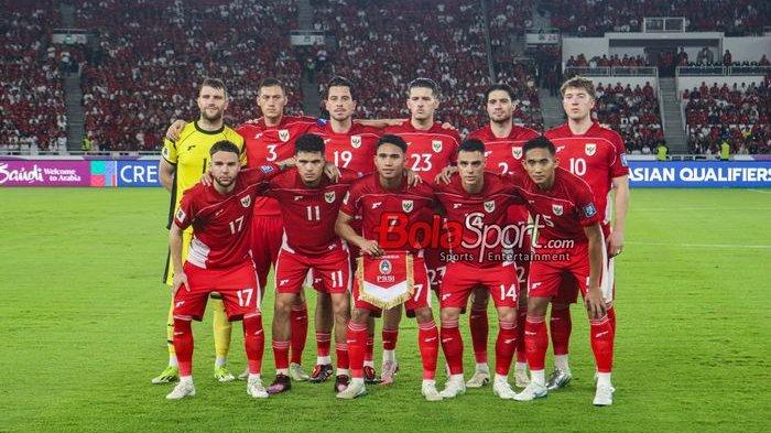TIMNAS FOTO BERSAMA - Skuat Timnas Indonesia (Skuad Timnas Indonesia) sedang berfoto bersama di Stadion Utama Gelora Bung Karno, Senayan, Jakarta, Selasa (25/3/2025). Sejauh ini Pelatih Timnas Indonesia, Patrick Kluivert, mengevaluasi para pemainnya menyusul beberapa pertandingan terdahulu.