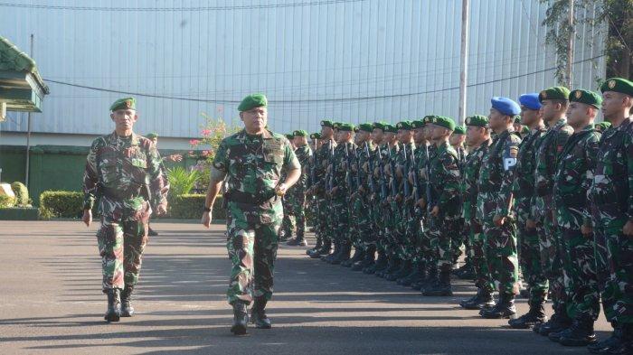 Komandan Korem (Danrem) 032/Wirabraja cek kesiapan puluhan prajurit terpilih dari Yonif 133/Yudha Sakti untuk menunaikan tugas pengamanan di pulau terluar NKRI Pagai Kabupetan Kepulauan Mentawai di Provinsi Sumbar pada Senin (10/6/2024).