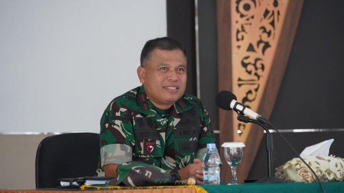 Danrem 032/Wirabraja, Brigjen TNI Wahyu Eko Purnomo, S.I.P,  memberikan Jam Komandan (Jamdan) kepada seluruh Prajurit dan PNS Makorem 032/Wirabraja, Satdisjan bertempat di Gedung Sapta Marga Makorem 032/Wirabraja (Wbr), Jalan Jenderal Sudirman Nomor 29, Kota Padang, Provinsi Sumatera Barat (Sumbar), Kamis (2/1/2025).