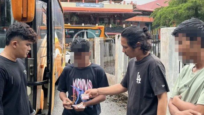 PUNGLI DI PANTAI CAROCOK. Dua pemuda yang diduga melakukan pungutan liar (pungli) di kawasan objek wisata Pantai Carocok Painan, Kabupaten Pesisir Selatan, Sumatera Barat diamankan oleh Unit Reserse Kriminal (Reskrim) Polres Pesisir Selatan, Minggu (11/5/2025) sekitar pukul 12.30 WIB. Kedua pelaku juga diminta untuk membuat surat pernyataan agar tidak mengulangi perbuatannya.