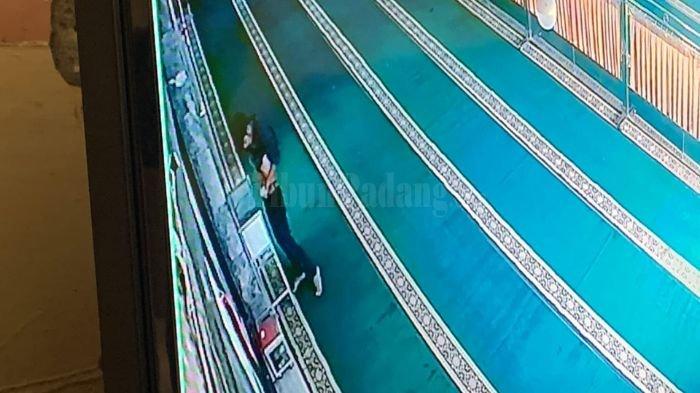 Momen seorang pria terekam CCTV mencuri uang kotak infak masjid dan memasukkannya ke dalam celana dalamnya di Kota Padang, Provinsi Sumatera Barat, Senin (28/8/2023).