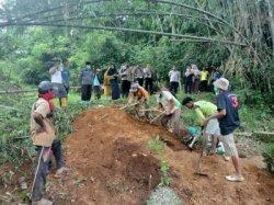 Pria ODGJ diduga korban Laka lantas telah dimakamkan bertempat di Tempat Pemakaman Umum (TPU) Jorong Pale, Nagari Pematang Panjang, Sijunjung, Jumat (5/1/2024).