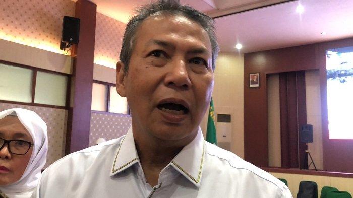 GURU BESAR PRIHATIN - Prof. Dr. dr. Wirsma Arif Harahap, Sp.B (K) Onk saat diwawancarai wartawan, Selasa (20/5/2025). Prof. Dr. dr. Wirsma adalah salah satu guru besar yang menyatakan keprihatinannya terhadap kebijakan transformasi kesehatan yang dicanangkan oleh Kementerian Kesehatan
