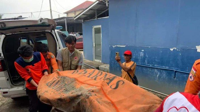 Tim gabungan tengah mengevakuasi korban kedua pekerja tol yang hanyut di Sungai Buluh, Batang Anai Padang Pariaman, Sumbar, Jumat (13/10/2023).