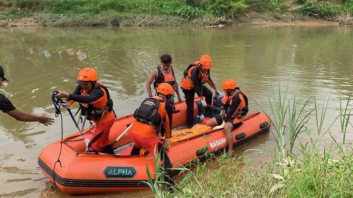 Proses evakuasi korbab hanyut di dekat Jembatan Kurao, Jalan Kurao, Kelurahan Kurao, Kecamatan Nanggalo, Kota Padang, Sumatera Barat, Rabu (20/11/2024).