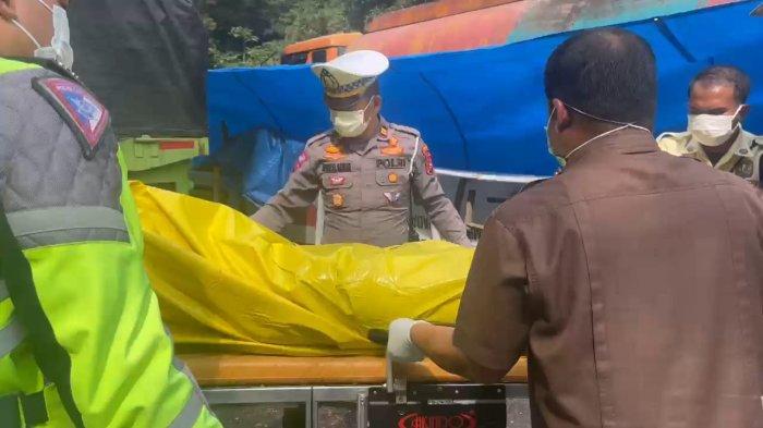 Proses evakuasi korban kecelakaan yang terjadi di kawasan Jalan Lintas Padang Panjang - Bukittinggi kawasan Silaiang, Nagari Singgalang, Kecamatan X Koto, Kabupaten  Tanah Datar ( Km 64 + 60 ), Rabu (13/8/2024).