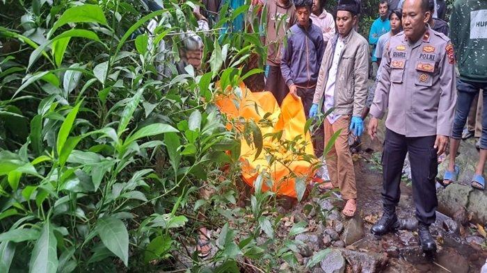 Proses evakuasi tulang manusia yang ditemukan warga di kawasan Jorong Batu Gadang, Nagari Padang Laweh, Kecamatan Sungai Puar, Kabupaten Agam, Jumat (16/8/2024)