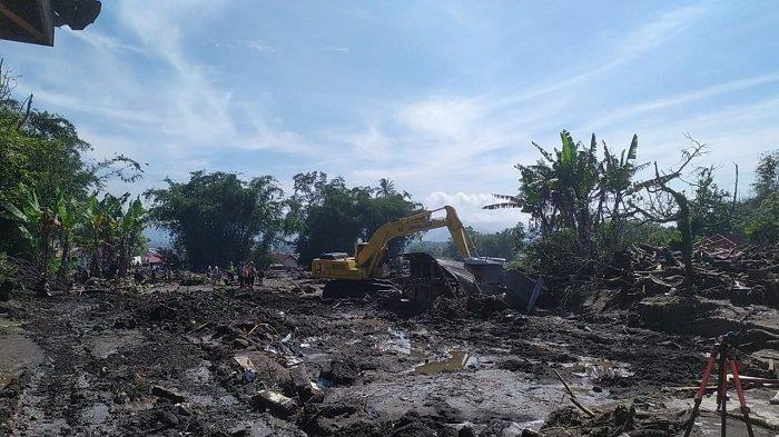Proses pencarian korban banjir lahar dingin yang masih belum ditemukan di Nagari Bukik Batabuah, Kabupaten Agam, Senin (13/5/2024).