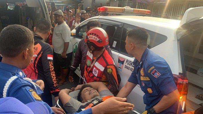Korban selamat di dalam truk batubara yang menghantam deretan bangunan di Indarung, Padang, Kamis (31/8/2023).