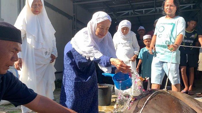 Proses penyiraman air wangi-wangian sebelum sapi kurban disembelih di Masjid Nurul Huda, Kota Padang, Sumatera Barat, Kamis (29/6/2023).
