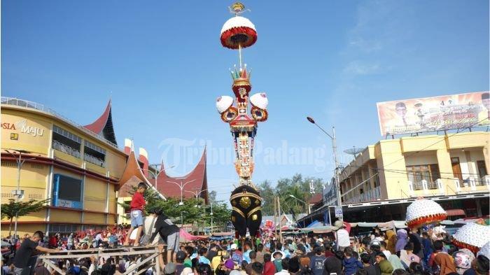 Prosesi Tabuik Naik Pangkek di Simpang Pasar Pariaman oleh anak Tabuik Pasa telah selesai, sekira pukul 08.20 WIB, Minggu (30/7/2023).