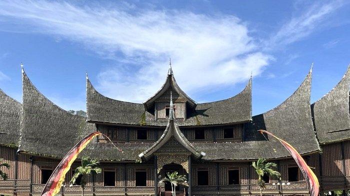 Para wisatawan yang berkunjung ke Istano Basa Pagaruyung, yang berada di Kabupaten Tanah Datar, Provinsi Sumatera Barat.