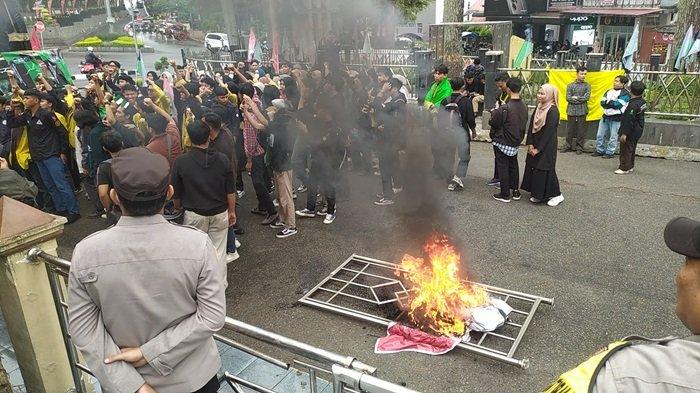 DEMO TOLAK UU TNI: Puluhan mahasiswa menggelar aksi demo di Kantor DPRD Bukittinggi, Kamis (20/3/2025). Aksi tersebut dilaksanakan untuk menolak RUU TNI.