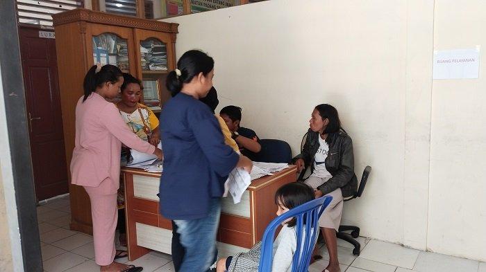 Puluhan warga ramai-ramai mendatangi kantor lurah Batang Arah, di Jalan Batang Arau, Kecamatan Padang Selatan, Kota Padang, Senin (30/10/2023).