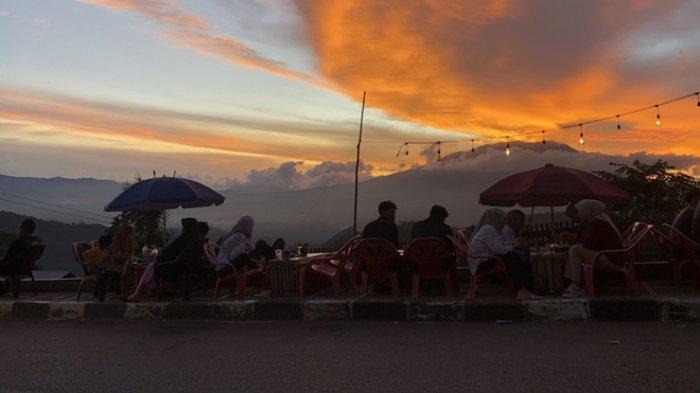 WISATA TANAH DATAR - Pengunjung menikmati keindahan alam di Puncak Pato pada Kamis (3/4/2025). Puncak Pato terletak di Nagari Batu Bulek, Kecamatan Lintau Buo Utara, Kabupaten Tanah Datar.