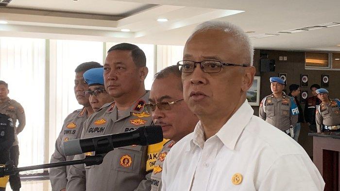 Ketua Harian Komisi Kepolisian Nasional Republik Indonesia (Kompolnas RI) Irjen Pol (Purn) Arief Wicaksono Sudiutomo, bersama Kapolda Sumbar Irjen Pol Suharyono, dan rombongan saat berada di Mapolda Sumbar, Minggu (24/11/2024).