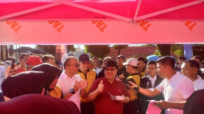REKOR MURI- Puncak peringatan Hari Bhayangkara ke-79, diisi dengan masak rendang sebanyak 1 ton di depan Kantor Polda Sumbar, Minggu (22/6/2025). Ketua DPRD Provinsi Sumatera Barat (Sumbar) Muhidi mengapresiasi langkah strategis Polda Sumbar dalam memajukan UMKM dengan menginisiasi pemecahan Rekor MURI memasak 1 ton rendang.