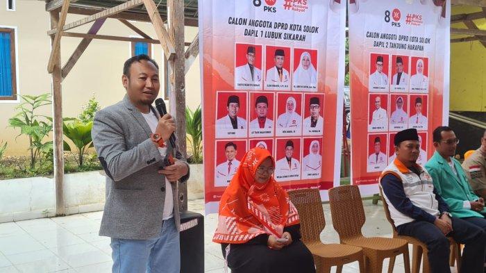 Rahmat Saleh yang juga Caleg DPR RI Sumbar I memberikan apresiasi DPD PKS Solok Gelar Pengobatan Bekam gratis untuk warga Kampung Jawa, Kota Solok, Rabu, (19/7/2023).