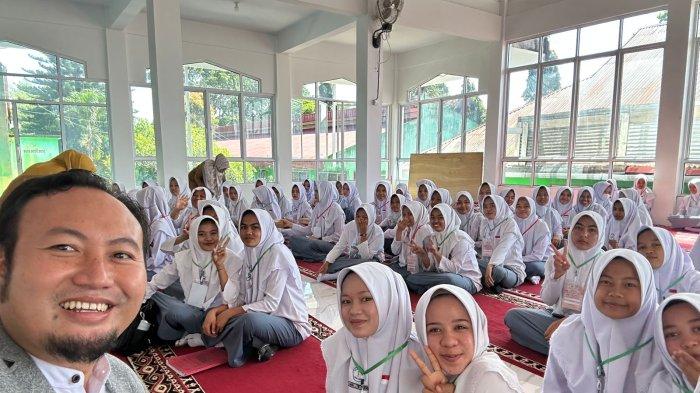 Haji Rahmat Saleh disambut hangat oleh ratusan siswa, bahkan banyak diantara mereka yang ber-swafoto dengan dirinya.