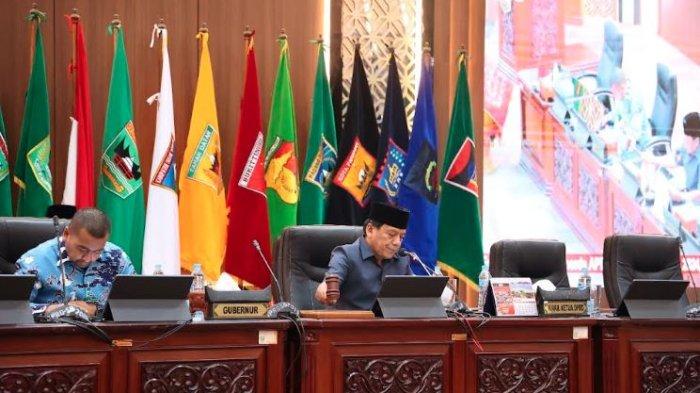 Rapat paripurna dipimpin dan dibuka oleh Wakil Ketua DPRD Sumatera Barat H. Suwirpen Suib